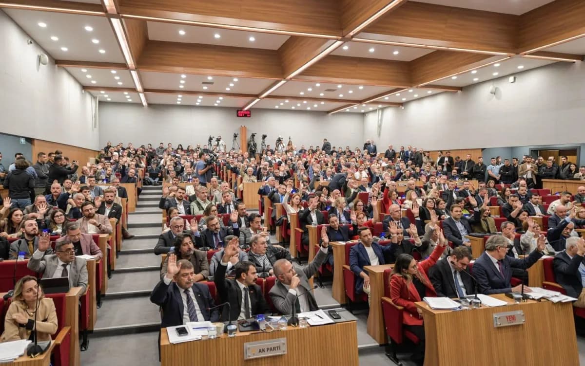 İzmir Büyükşehir Belediyesi Meclisi’nde, İZBAN’ın 90 dakika aktarma sistemine yeniden dahil edilmesi ve 29 Ekim’de toplu