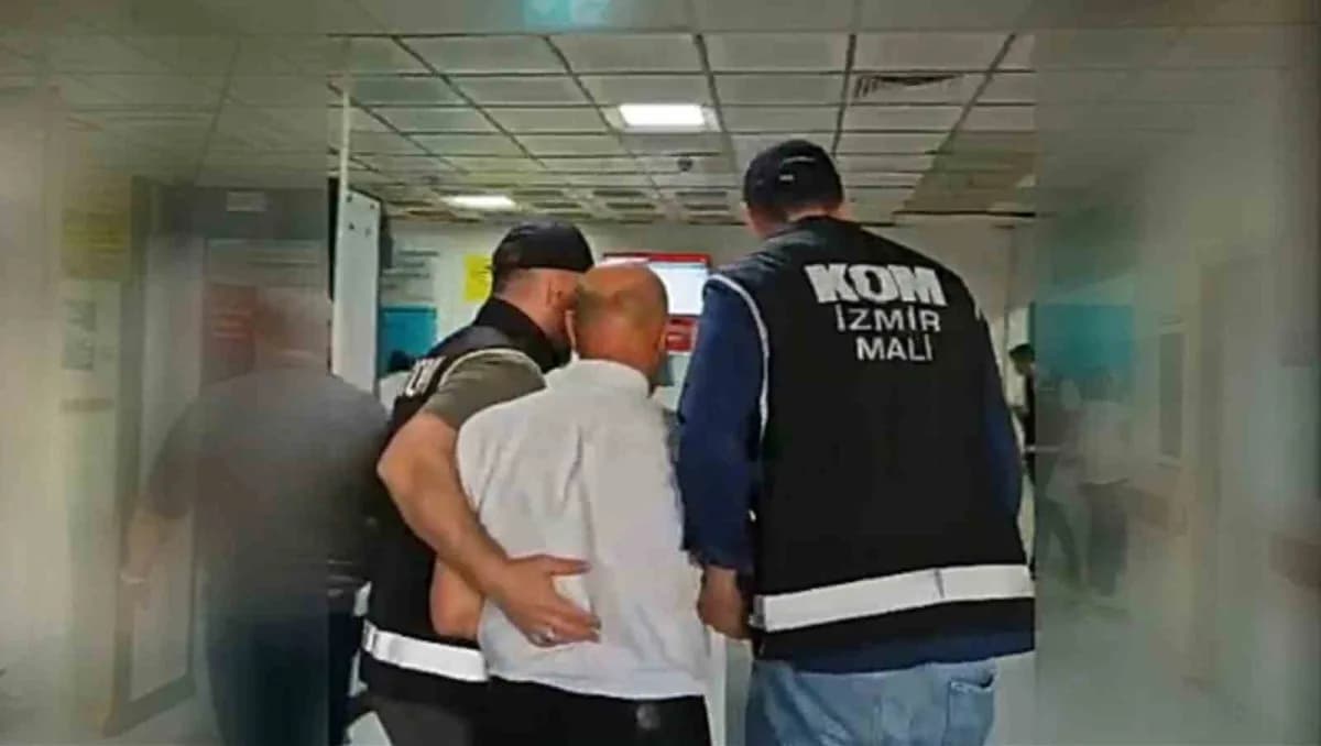 Önceki dönem İzmir Büyükşehir belediye Başkanı Tunç Soyer'in gözaltı görüntüsü
