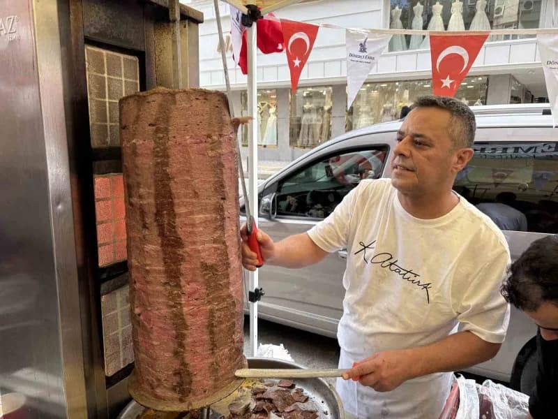 İzmir’de dönerci işletmesinin sahibi Emre Koca