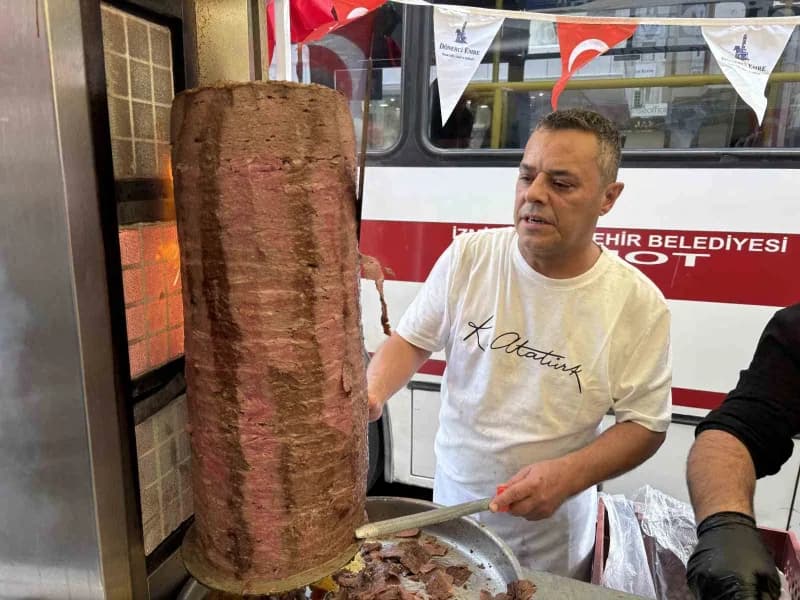 İzmir’de dönerci işletmesinin sahibi Emre Koca