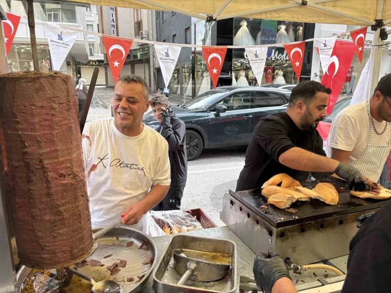İzmir’de dönerci işletmesinin sahibi Emre Koca