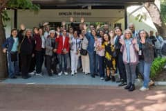 İzmir 3’üncü Yaş Üniversitesi öğrencileri yeni döneme başlarken sınıfta derslere katılıyor