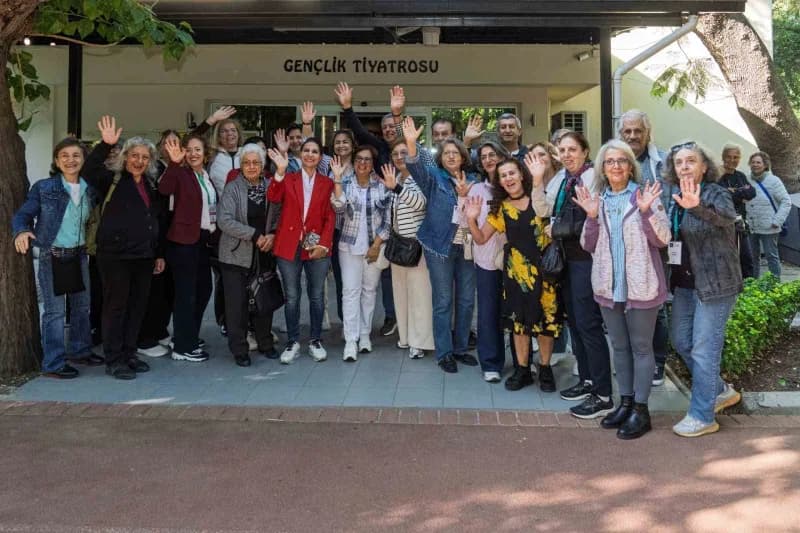 İzmir 3’üncü Yaş Üniversitesi öğrencileri yeni döneme başlarken sınıfta derslere katılıyor