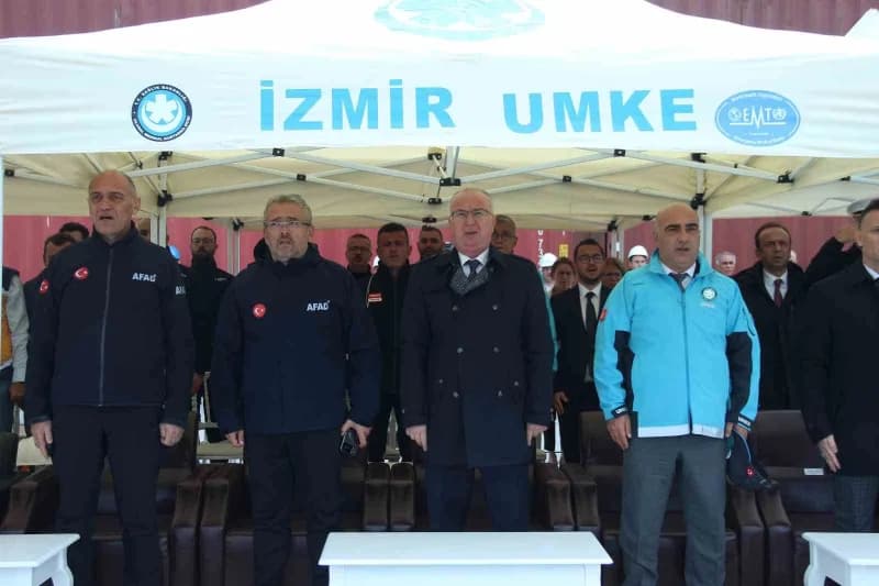 Sağlık Afet Çalışma Grubu Saha Tatbikatı, Alsancak Limanı'nda 100 personel ve 15 aracın katılımıyla yapıldı.