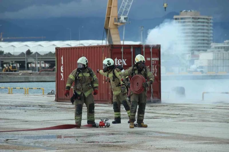 Sağlık Afet Çalışma Grubu Saha Tatbikatı, Alsancak Limanı'nda 100 personel ve 15 aracın katılımıyla yapıldı.