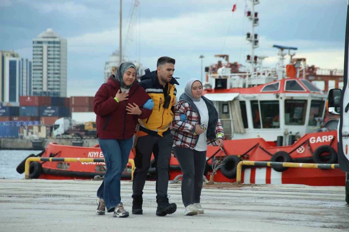 İzmir Alsancak Limanı’nda düzenlenen kimyasal sızıntı ve patlama tatbikatında sağlık ekipleri müdahalede bulunuyor