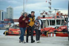 İzmir Alsancak Limanı’nda düzenlenen kimyasal sızıntı ve patlama tatbikatında sağlık ekipleri müdahalede bulunuyor