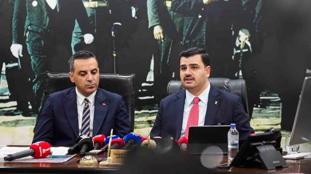 Çiğli Belediye Bakanı Onur Emrah Yıldız ve AK Parti Genel Sekreteri ve İzmir Milletvekili Eyyüp Kadi