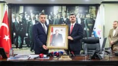 AK Parti Genel Sekreteri Eyyüp Kadir İnan, Çiğli Belediye Başkanı Onur Emrah Yıldız’ı ziyaret ederke