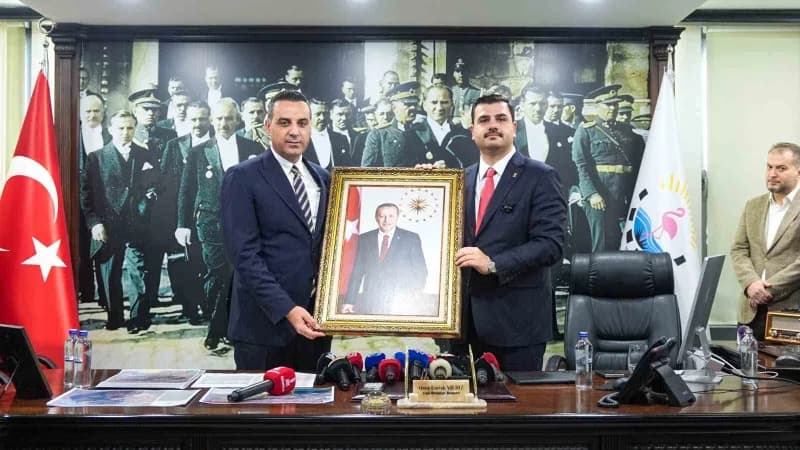 AK Parti Genel Sekreteri Eyyüp Kadir İnan, Çiğli Belediye Başkanı Onur Emrah Yıldız’ı ziyaret ederke