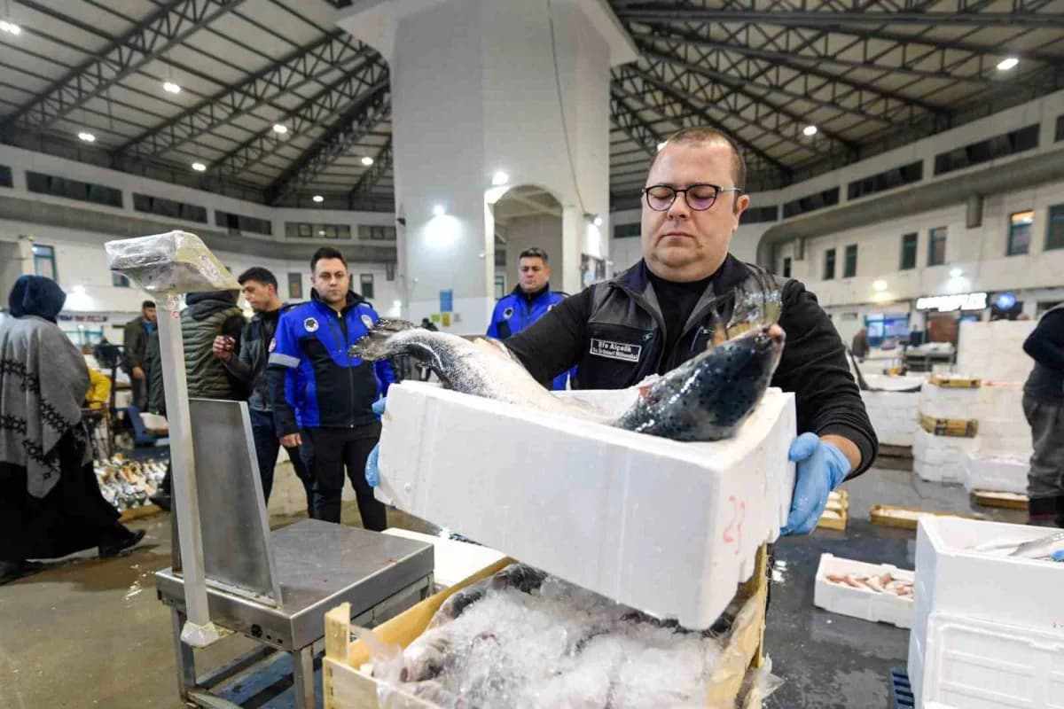 İzmirliler, av sezonunun açıldığı Eylül ayında balık tezgâhlarına yoğun ilgi gösterdi