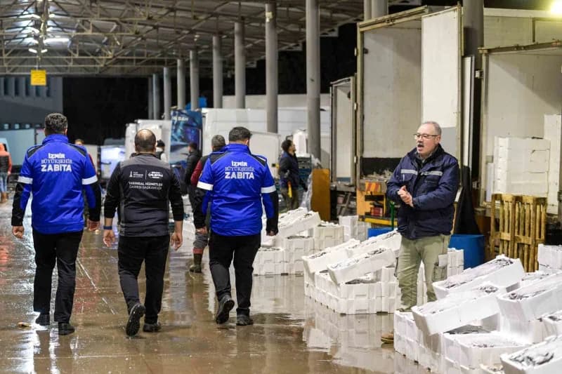 İzmirliler, av sezonunun açıldığı Eylül ayında balık tezgâhlarına yoğun ilgi gösterdi
