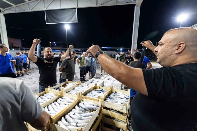 İzmirliler, av sezonunun açıldığı Eylül ayında balık tezgâhlarına yoğun ilgi gösterdi
