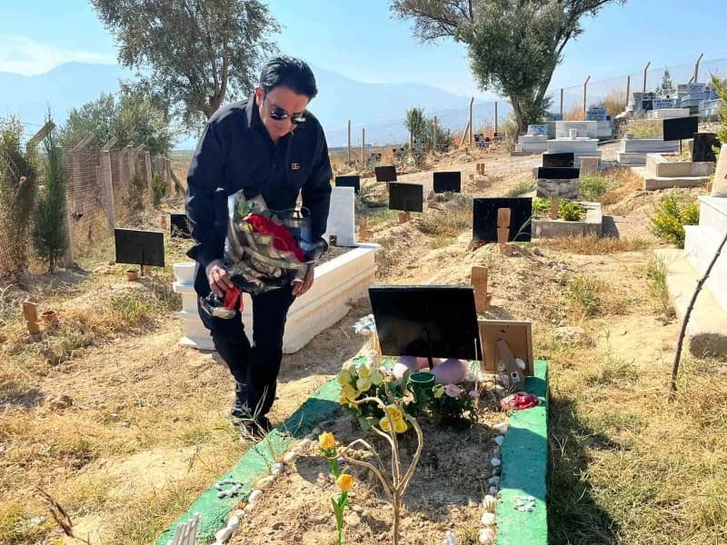 23 yaşındaki kızı Hatice Öncü'yü burun estetiği ameliyatı sonrası kaybeden acılı baba İbrahim Öncü, evladının mezarı baş