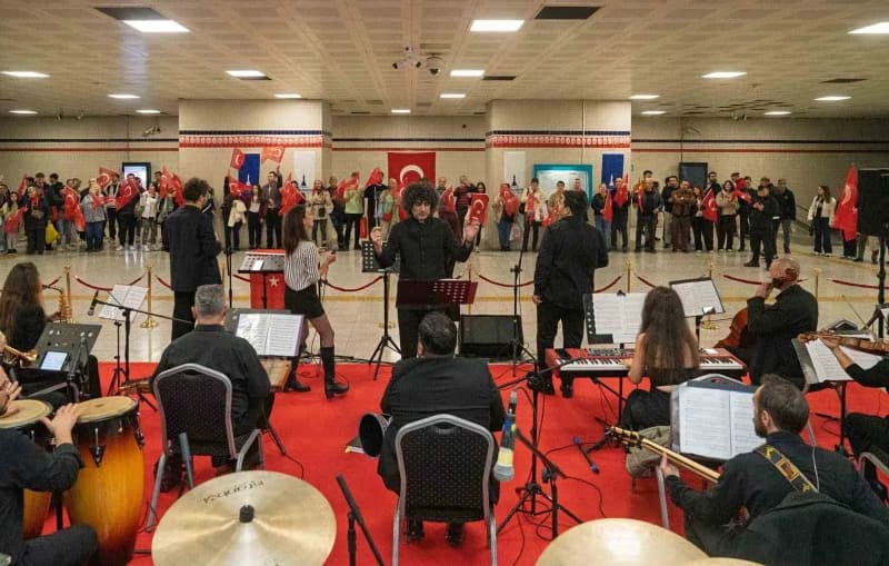 İzmir Metrosu Fahrettin Altay istasyonunda Smyrna Ensemble konseri sırasında vatandaşlar marşlara