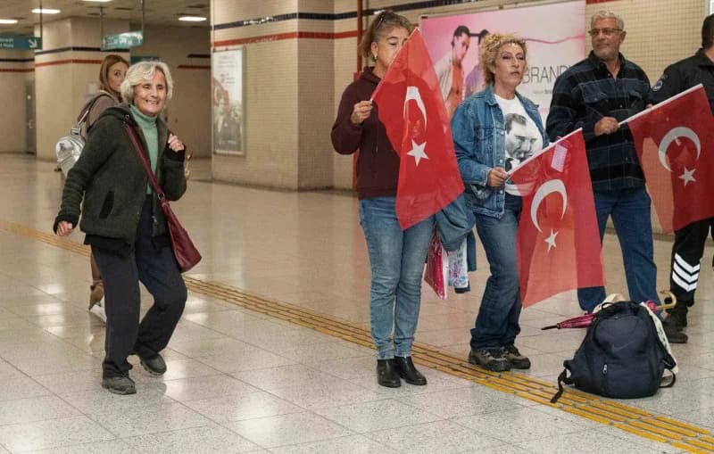 7’den 70’e İzmirli vatandaşlar marşlar ve şarkılara eşlik etti. Bazı vatandaşlar ise müziğin ritmine