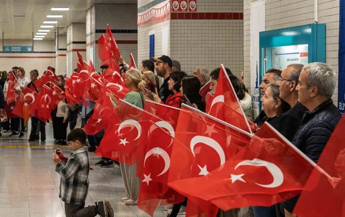 7’den 70’e İzmirli vatandaşlar marşlar ve şarkılara eşlik etti. Bazı vatandaşlar ise müziğin ritmine