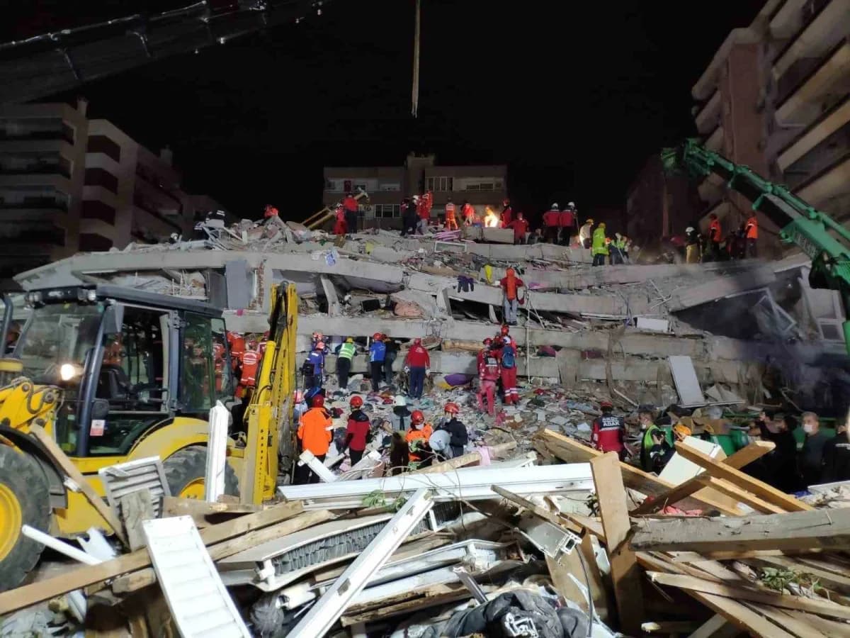 İzmir Büyükşehir Belediyesi İtfaiye personeli, deprem günü yaşadıklarını ve hayatlarında bıraktığı i