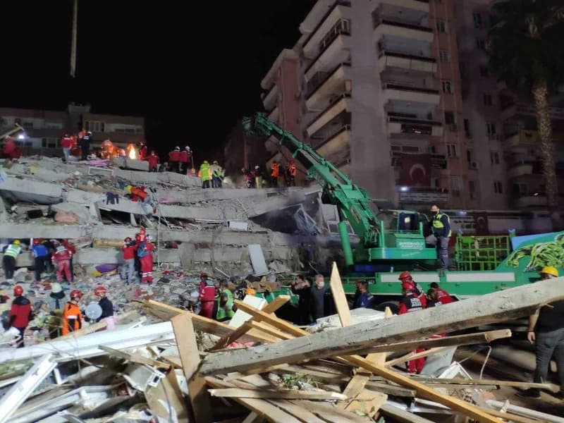 İzmir Büyükşehir Belediyesi İtfaiye personeli, deprem günü yaşadıklarını ve hayatlarında bıraktığı i