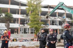 İzmir'de 6.7 büyüklüğündeki deprem senaryosuna dayanan tatbikat sırasında arama kurtarma ekipleri