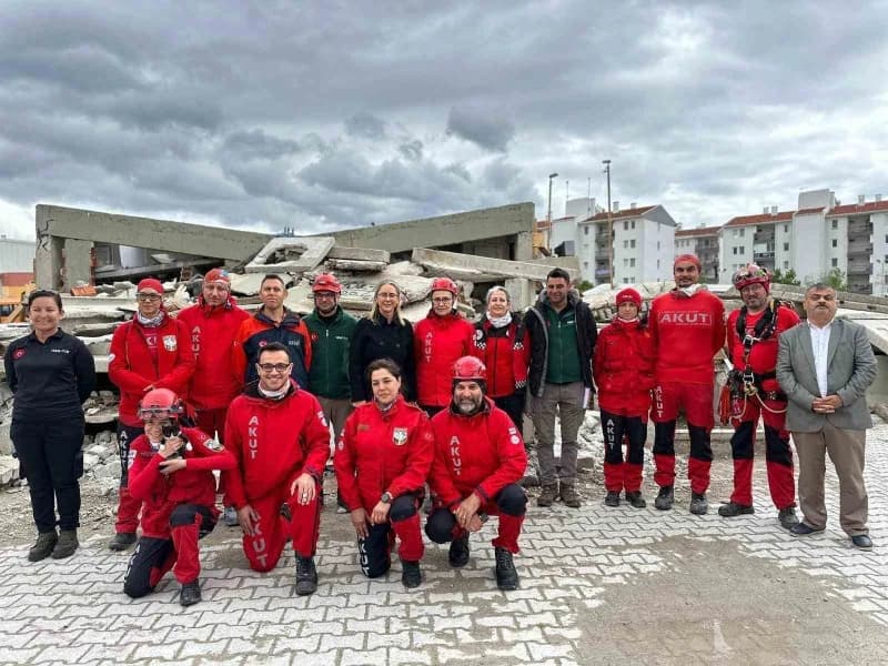 Oğluna ulaşabilmek için enkaz başında 23 saat bekleyen Öztürk, aldığı Arama kurtarma eğitimlerinin a