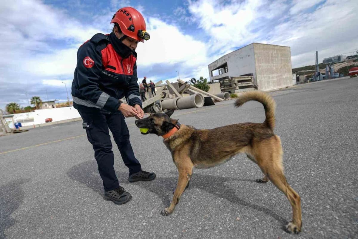 İzmir'de 30 Ekim depreminde 12 yaşındaki oğlu Berk'i ve köpeği Alf'i kaybeden Meryem Kaya Öztürk, ya