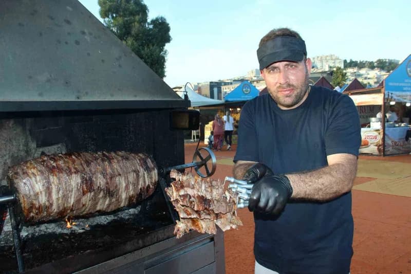 Cağ kebabı ustaları, festival süresince yaklaşık 5 ton (60 bin adet) cağ kebabı satmayı hedeflediklerini belirtti.