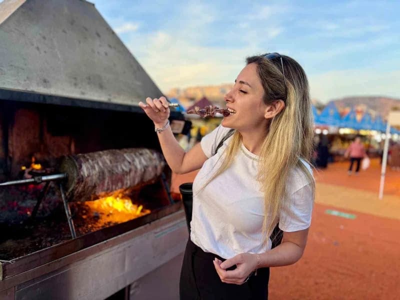 Festivalin dördüncü gününde binlerce vatandaş alanı ziyaret ederken, cağ kebabına yoğun ilgi gösterildi.