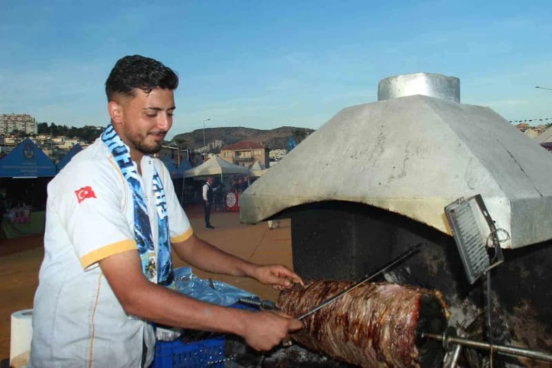 Cağ kebabı ustası Fırat Küçük ise cağ kebabının özellikle kuzu etinden yapıldığını belirterek, "Cağ kebabını özellikle k