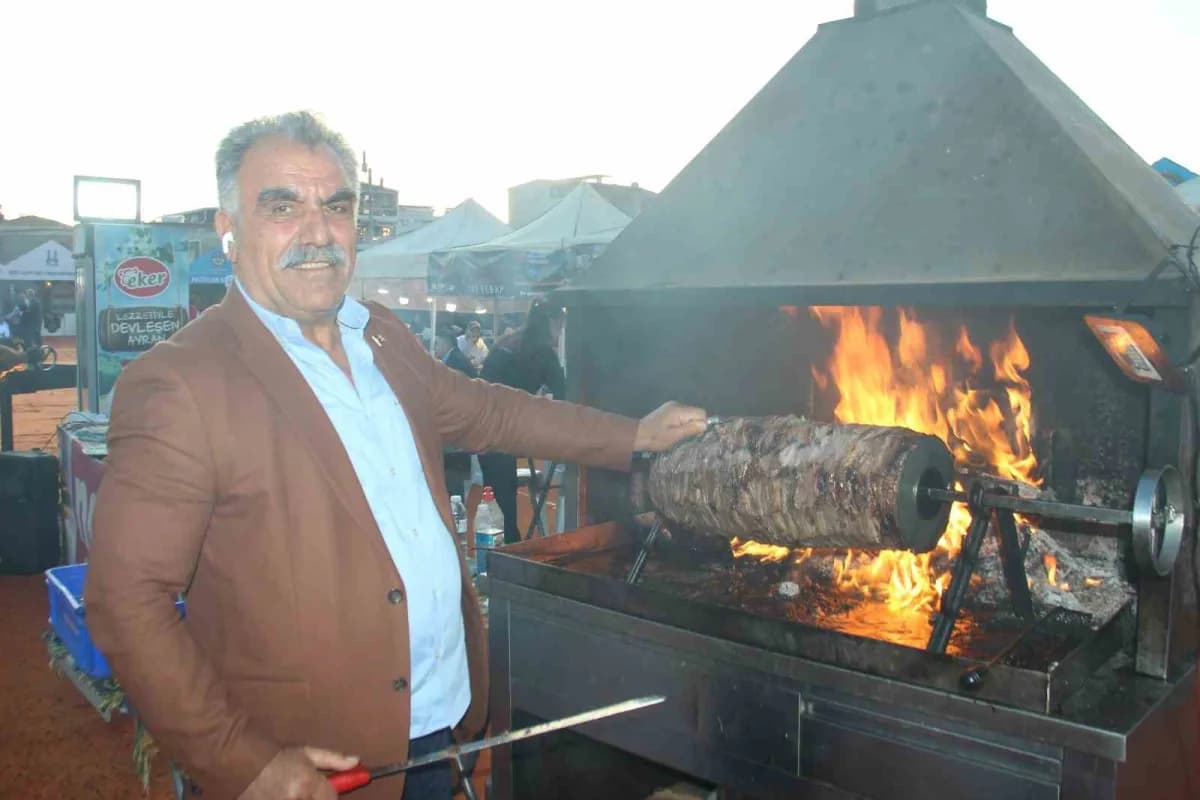İzmir’de Erzurum Tanıtım Günleri’nde cağ kebabı hazırlayan ustalar ve ziyaretçiler