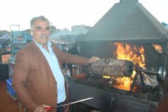 İzmir’de Erzurum Tanıtım Günleri’nde cağ kebabı hazırlayan ustalar ve ziyaretçiler