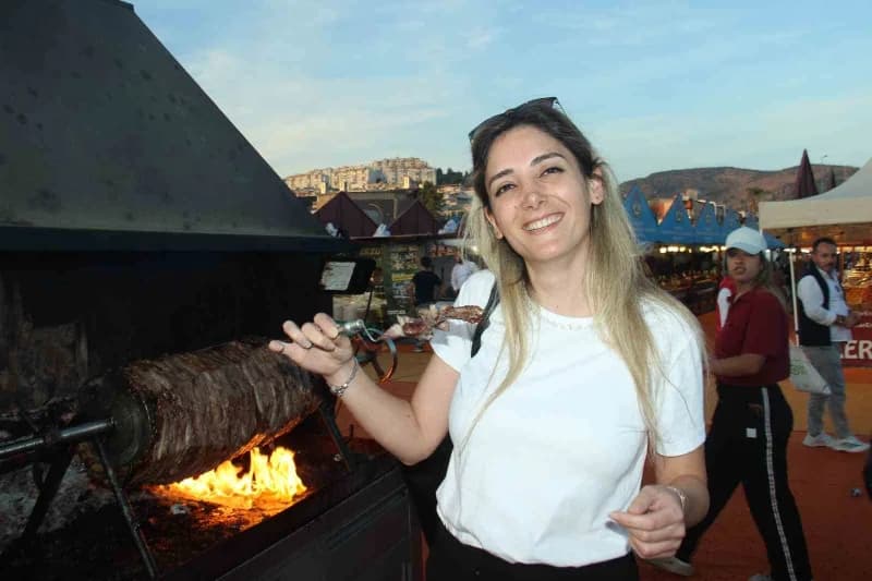 Cağ kebabını en son iki yıl önce Erzurum’da yediğini söyleyen ziyaretçi Sevgi Zemirhan ise cağ kebabını çok sevdiğini ve