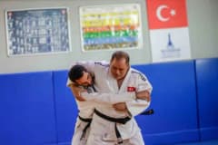 İzmir Büyükşehir Belediyesi Spor Kulübü görme engelli milli judocusu Gökhan Biçer antrenmanda mücadele ediyor