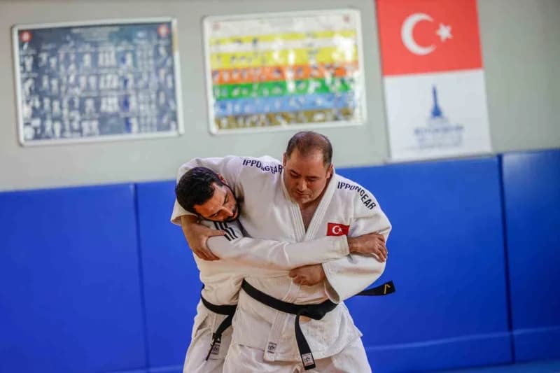 İzmir Büyükşehir Belediyesi Spor Kulübü görme engelli milli judocusu Gökhan Biçer antrenmanda mücadele ediyor