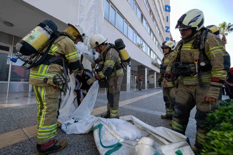 İzmir İtfaiyesi saniyelerin bile kritik önem taşıdığı olası yangınlara hazırlıklı olabilmek için İtfaiye Haftası boyunca