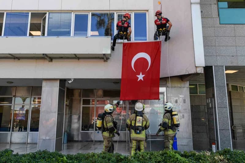 İzmir İtfaiyesi saniyelerin bile kritik önem taşıdığı olası yangınlara hazırlıklı olabilmek için İtfaiye Haftası boyunca