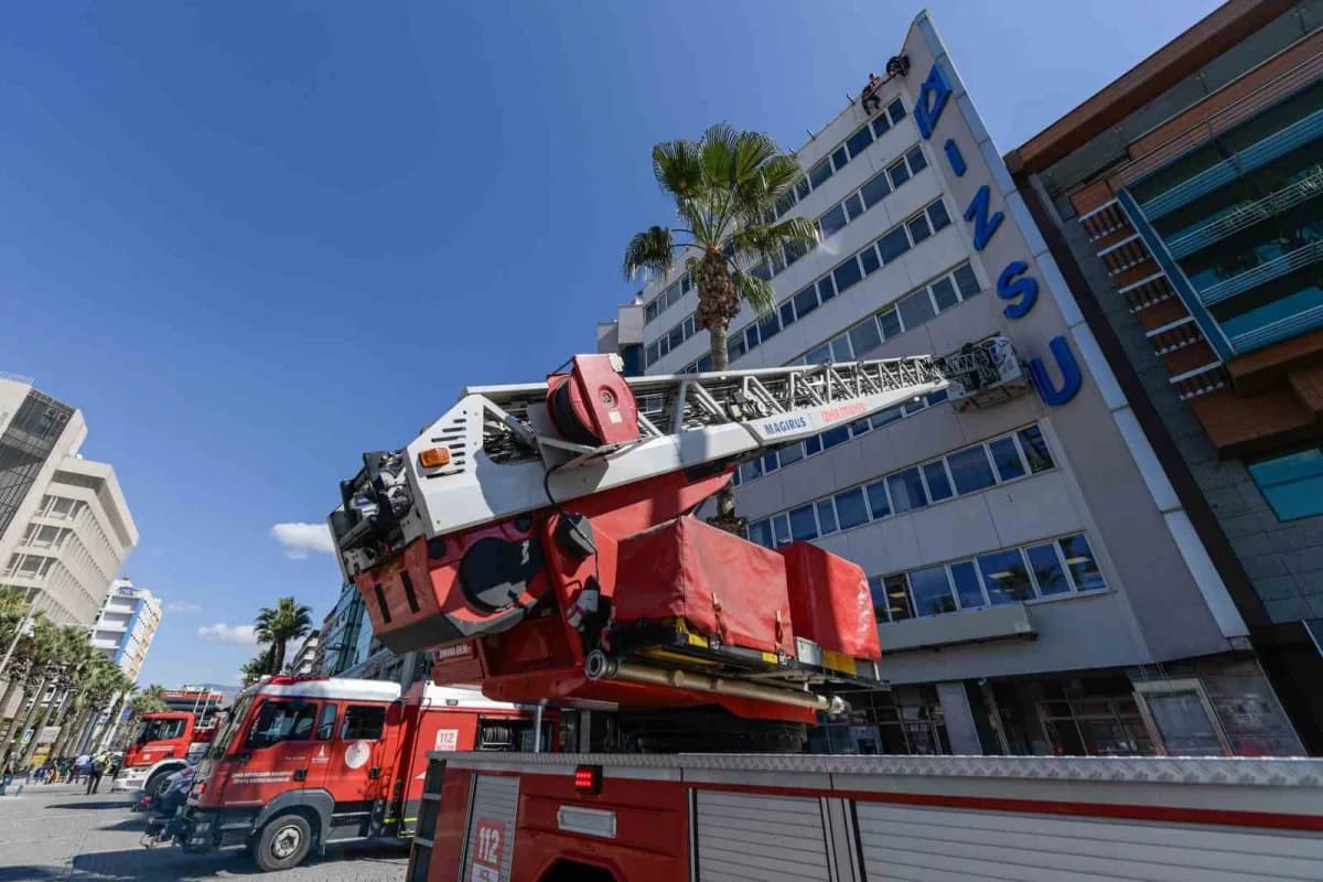 İzmir İtfaiyesi saniyelerin bile kritik önem taşıdığı olası yangınlara hazırlıklı olabilmek için İtfaiye Haftası boyunca