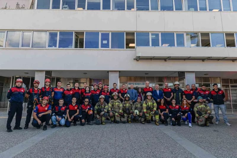 İzmir İtfaiyesi saniyelerin bile kritik önem taşıdığı olası yangınlara hazırlıklı olabilmek için İtfaiye Haftası boyunca