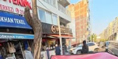 İzmir Konak'ta kontrolden çıkan otomobilin iş yerine ve kaldırıma çarptığı kaza sonrası oluşan hasar