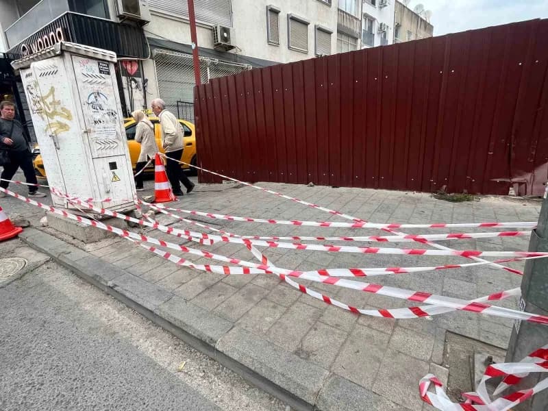 Otomobilin önce İş yerine sonra da kaldırımda savrulduğu olayda şans eseri ölen ya da yaralanan olma