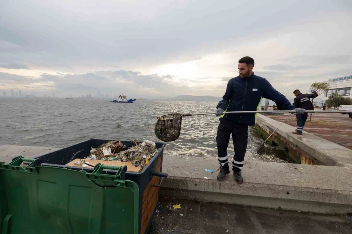 İzmir Büyükşehir Belediyesi, yağışların ardından dereler ve yağmur sularıyla birlikte İzmir Körfezi’