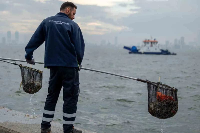 İzmir Büyükşehir Belediyesi, yağışların ardından dereler ve yağmur sularıyla birlikte İzmir Körfezi’