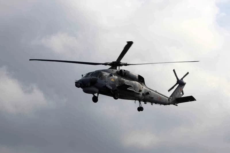 TCG Amasra Mayın Harbi dalgıçlarını taşıyan helikopter