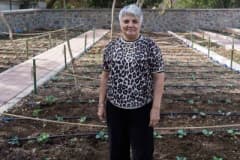 İzmir Kozağaç Mahalle Bostanı’nda sebze yetiştiren Sevim Hanyalı toprakla uğraşırken