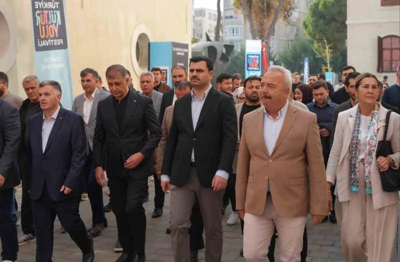 İzmir Milletvekili Eyyüp Kadir İnan, İzmir Büyükşehir Belediye Başkanı Cemil Tugay ile birlikte İzmi