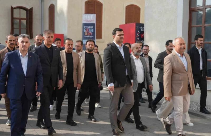 İzmir Milletvekili Eyyüp Kadir İnan, İzmir Büyükşehir Belediye Başkanı Cemil Tugay ile birlikte İzmi
