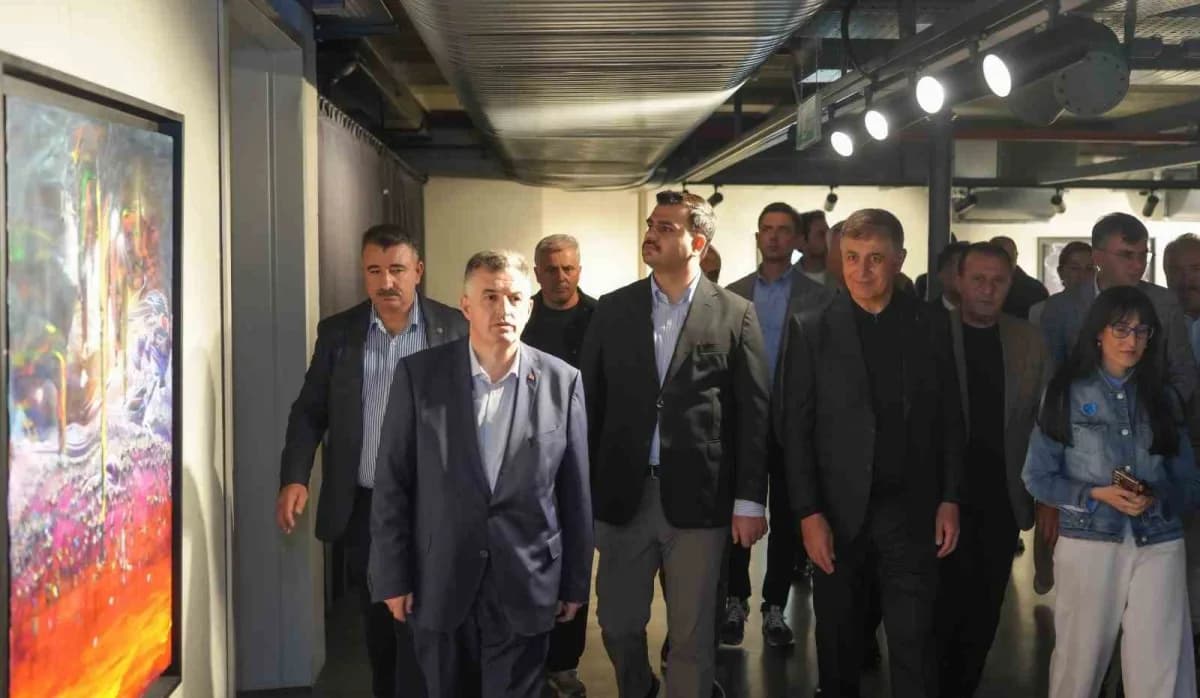 İzmir Milletvekili Eyyüp Kadir İnan, İzmir Büyükşehir Belediye Başkanı Cemil Tugay ile birlikte İzmi