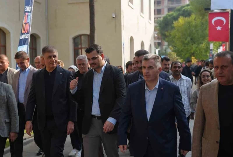 İzmir Milletvekili Eyyüp Kadir İnan, İzmir Büyükşehir Belediye Başkanı Cemil Tugay ile birlikte İzmi