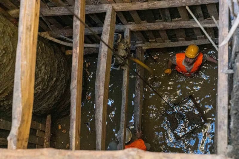 İzmir Büyükşehir Belediyesi’nin, beş ayrı demiryolu hattı ile Metro hattının altından geçerek Halkapınar trafiğine nefes