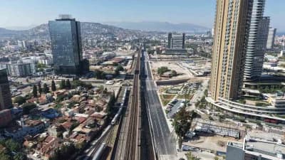 İzmir Mürselpaşa Karayolu Alt Geçidi inşaatında insan gücüyle yapılan kazı çalışmaları ve işçiler